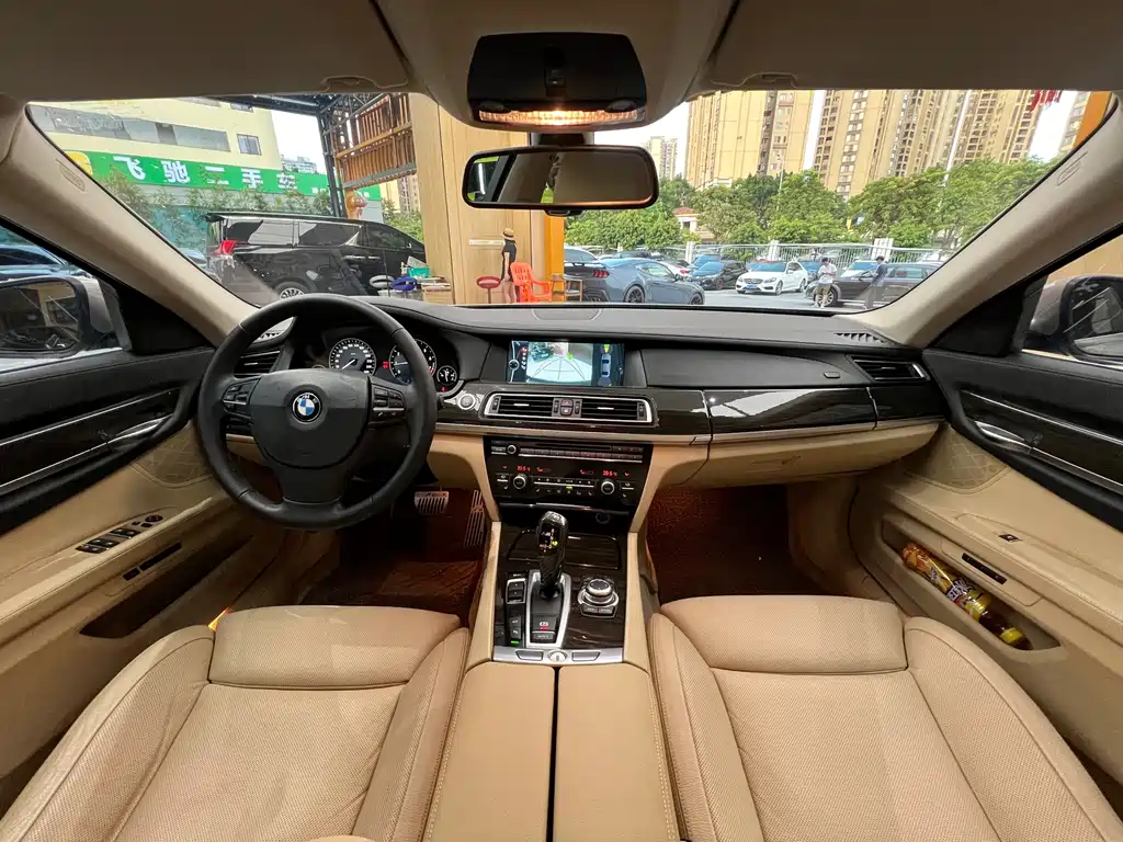BMW 7 Series — миниатюра 8