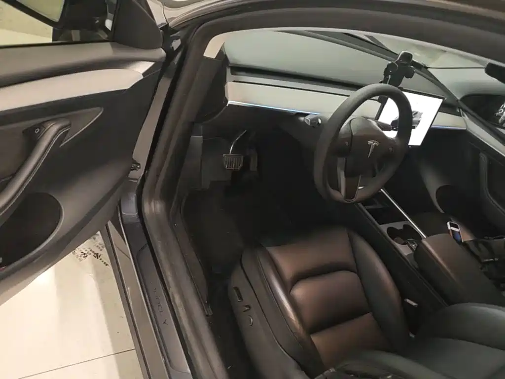 Tesla Model Y — миниатюра 16