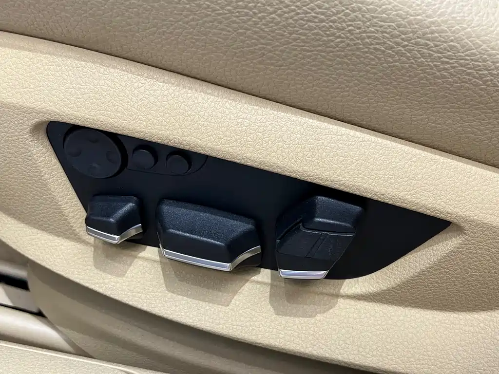 BMW 7 Series — миниатюра 22