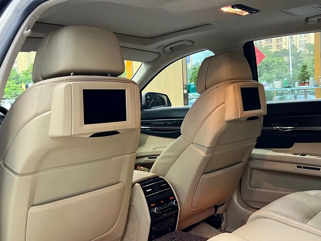 BMW 7 Series — миниатюра 24