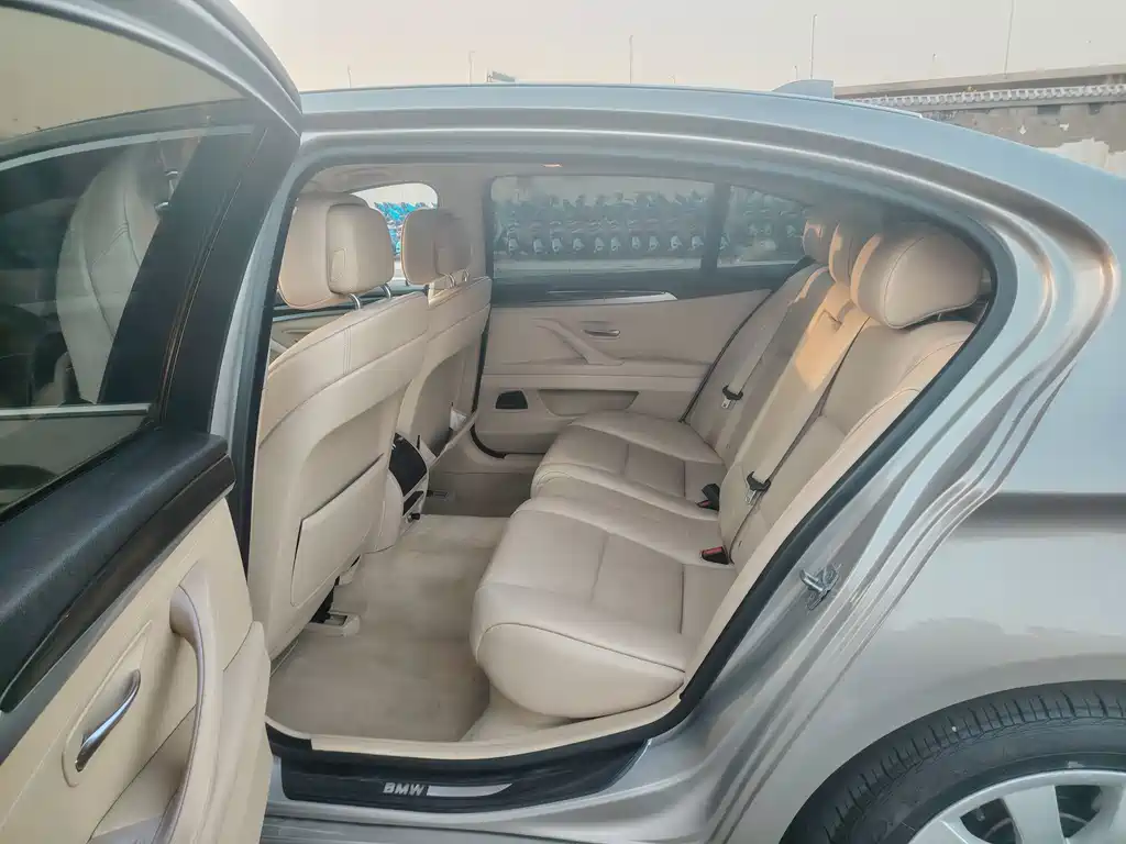 BMW 5 Series — миниатюра 10