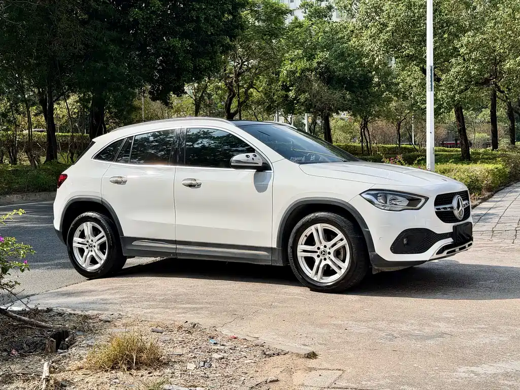 MERCEDES-BENZ GLA