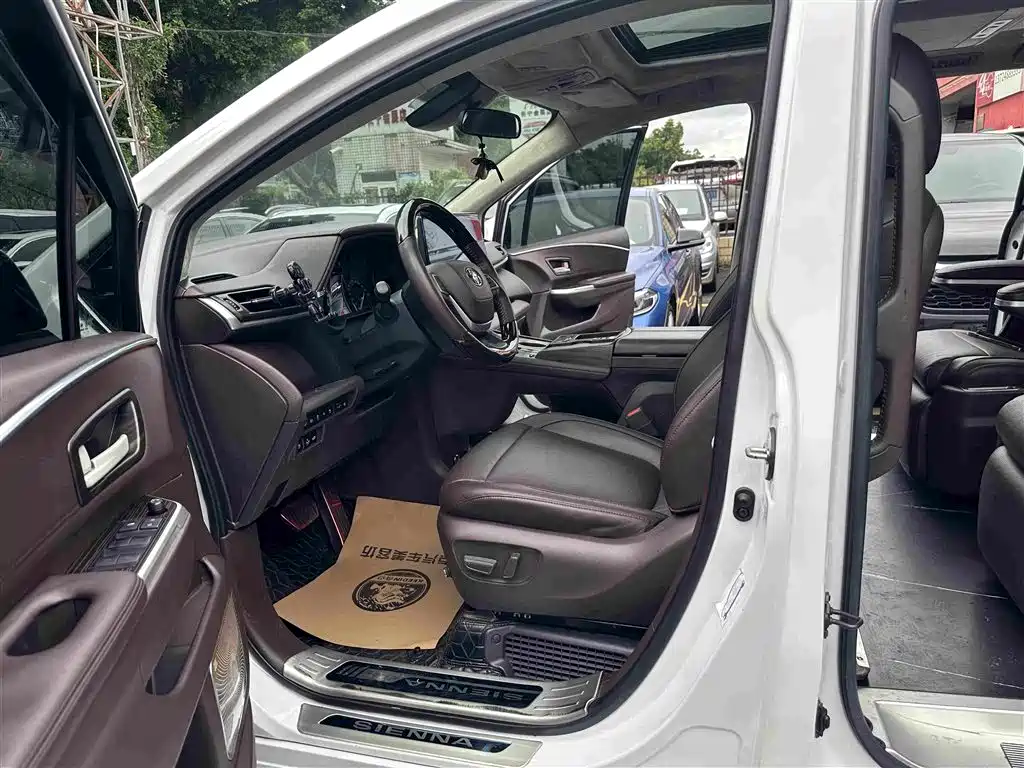 Toyota Sienna — миниатюра 9