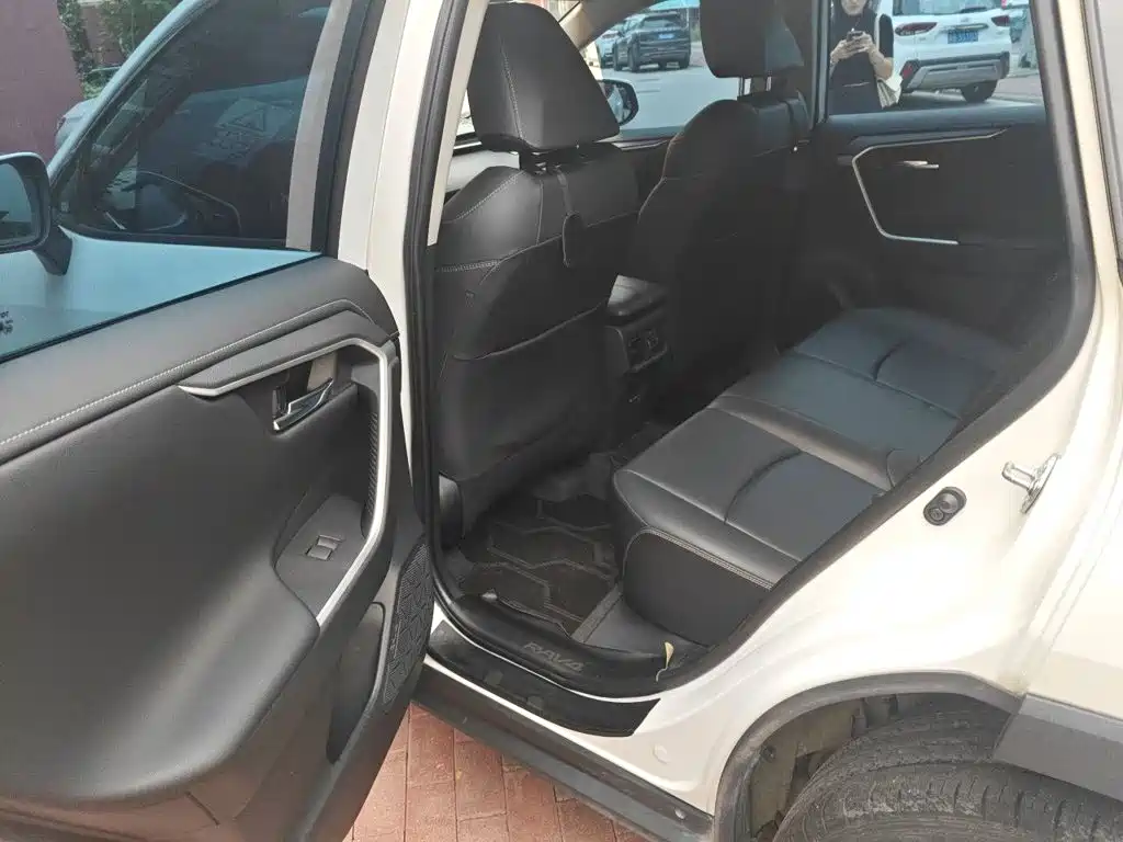 Toyota RAV4 — миниатюра 13