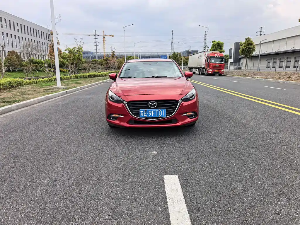 Mazda Mazda3 3 2017 1.5L AT Luxury V