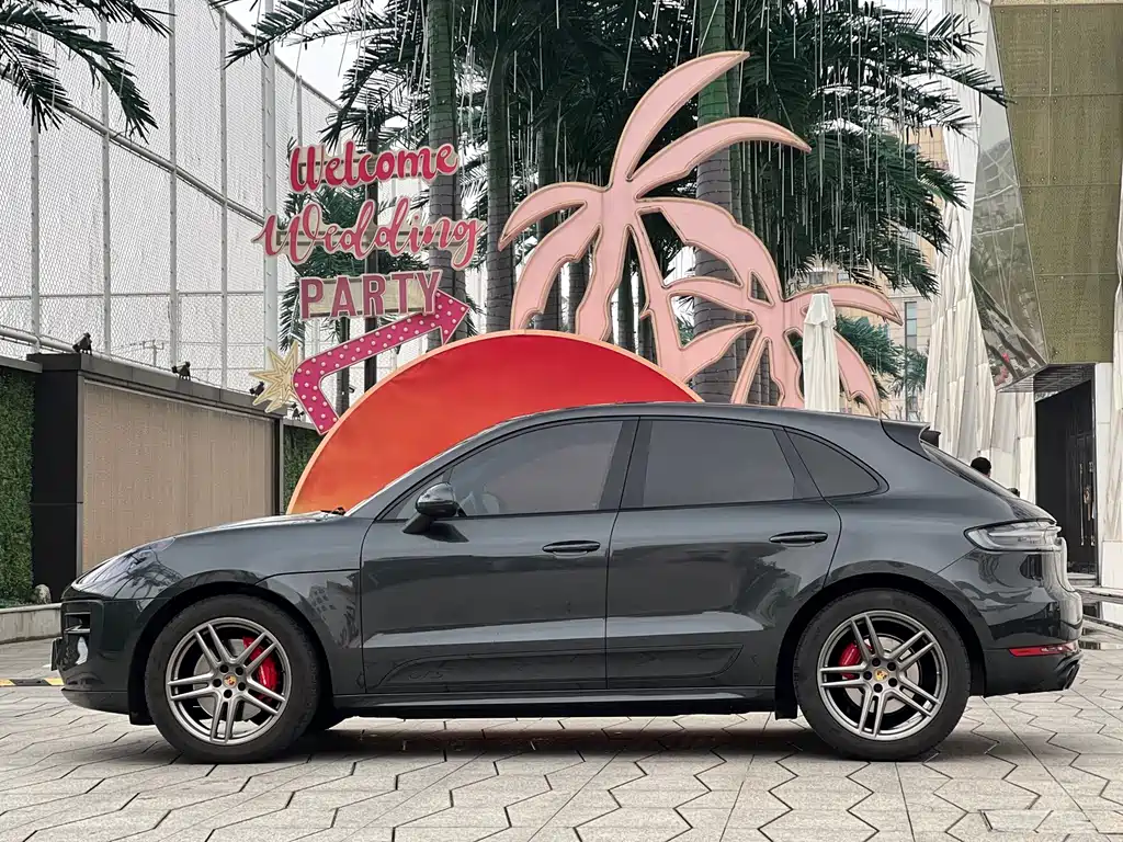 PORSCHE MACAN