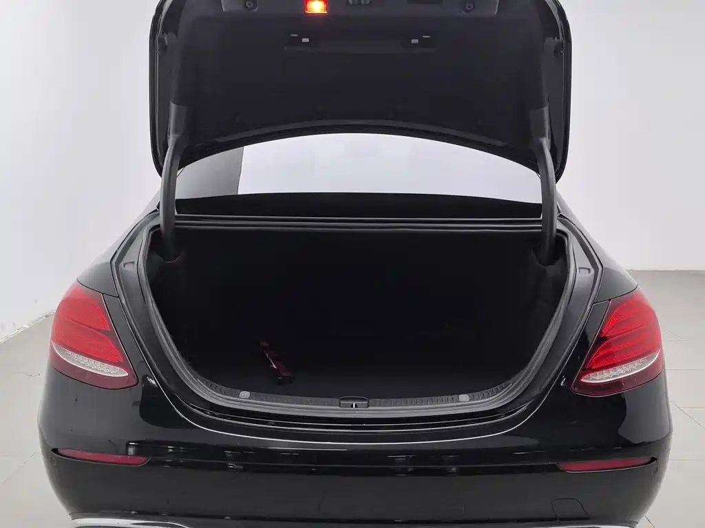 Mercedes-Benz E-Class — миниатюра 16