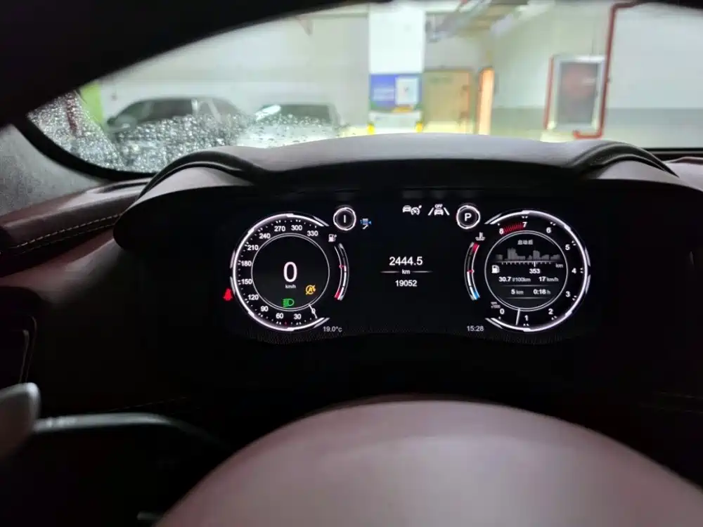 Aston Martin DBX — миниатюра 5