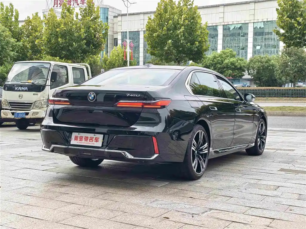 BMW 7 Series — миниатюра 7