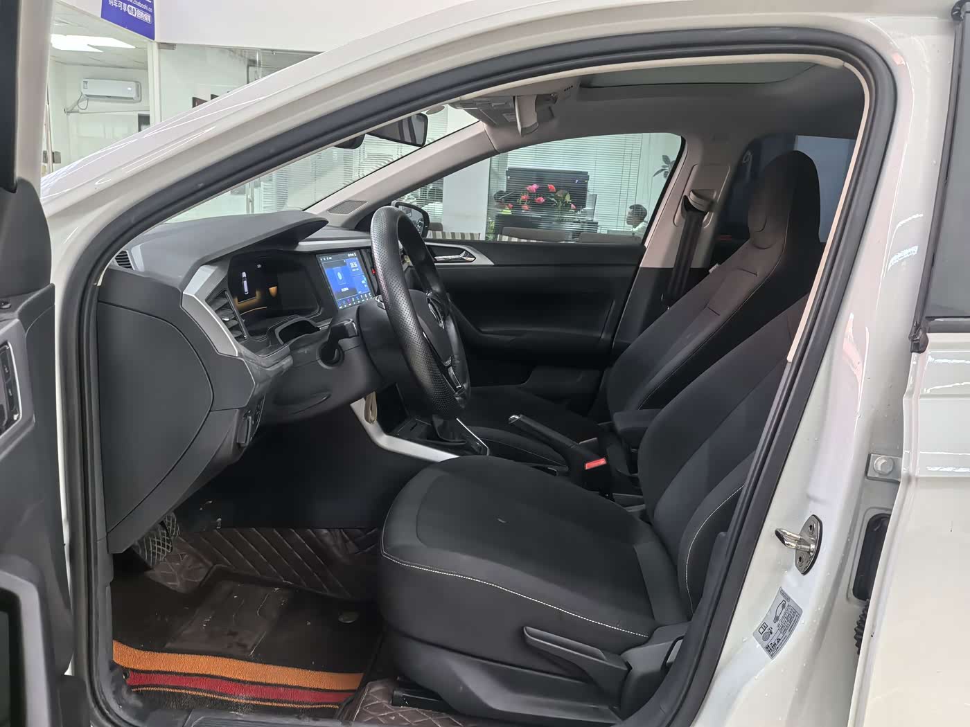 Volkswagen Polo 1.5 л 2023 г. Белый, пробег 14000 км