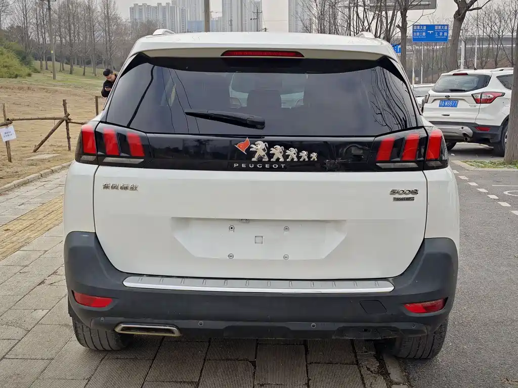 PEUGEOT 5008