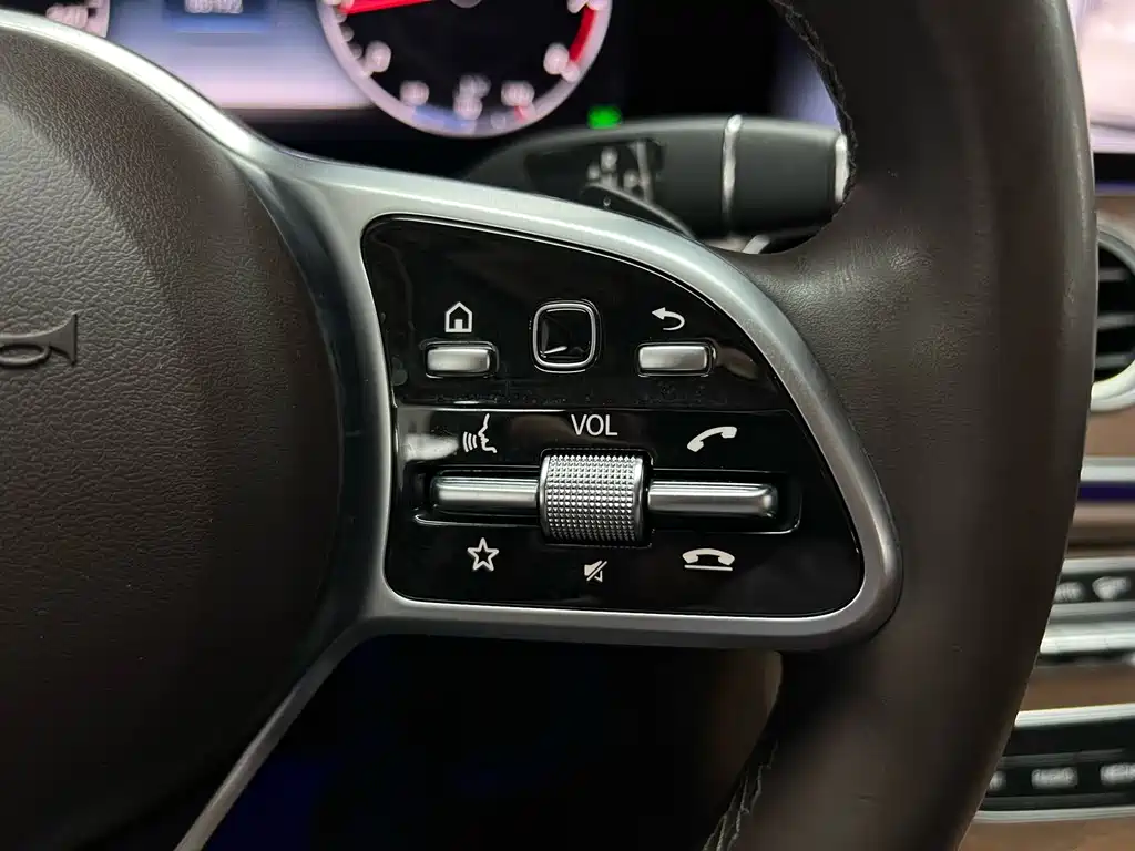 Mercedes-Benz E-Class — миниатюра 25