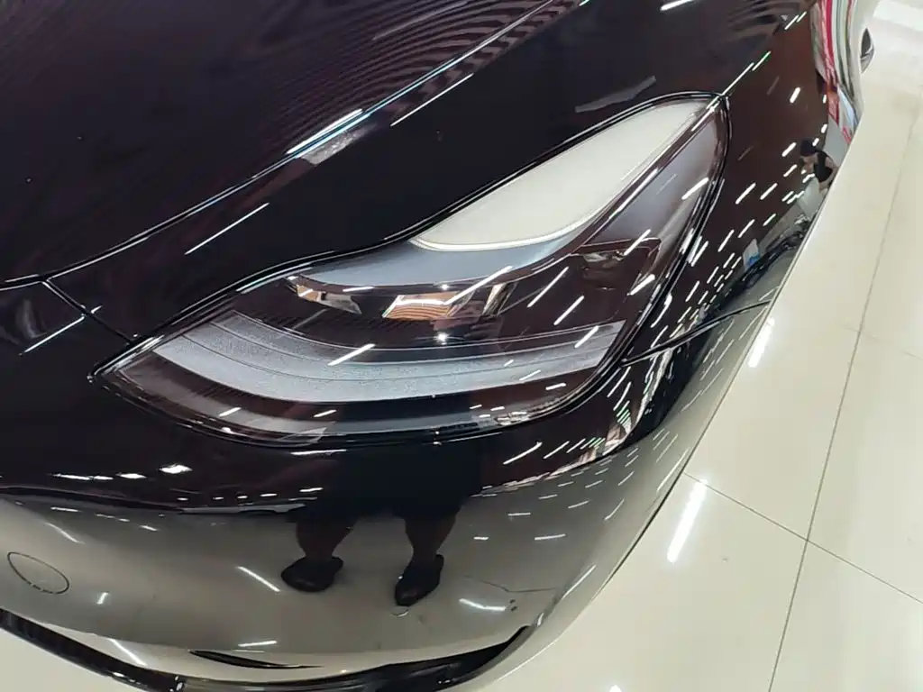 Tesla Model Y — миниатюра 24