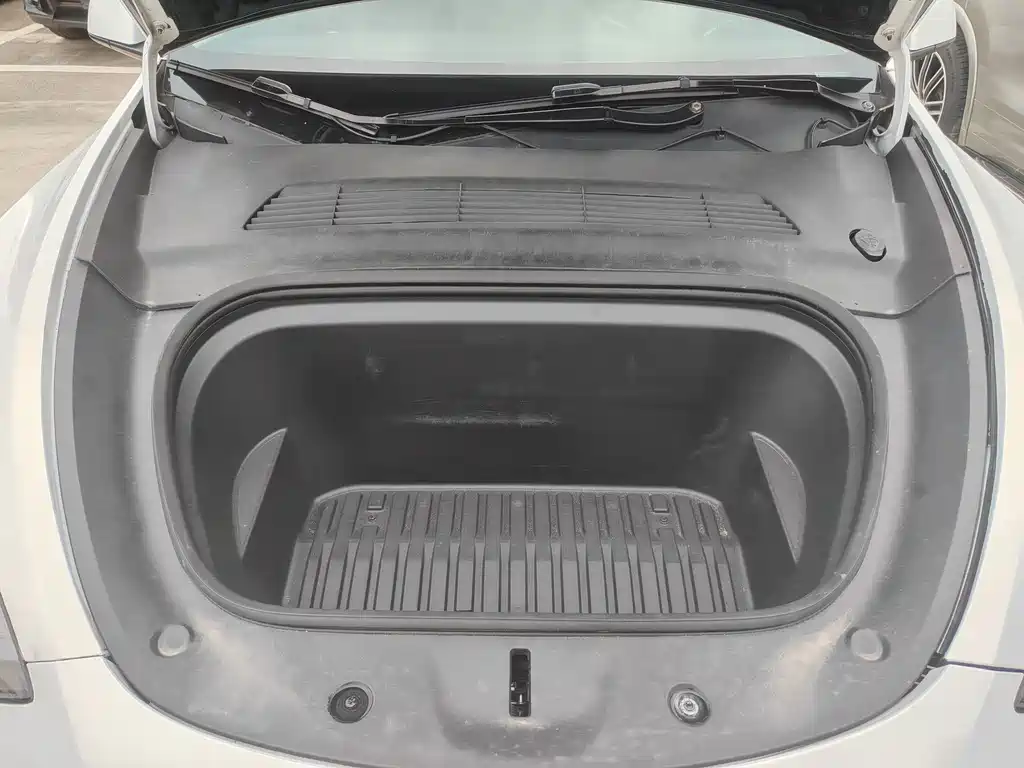 Tesla Model Y — миниатюра 17