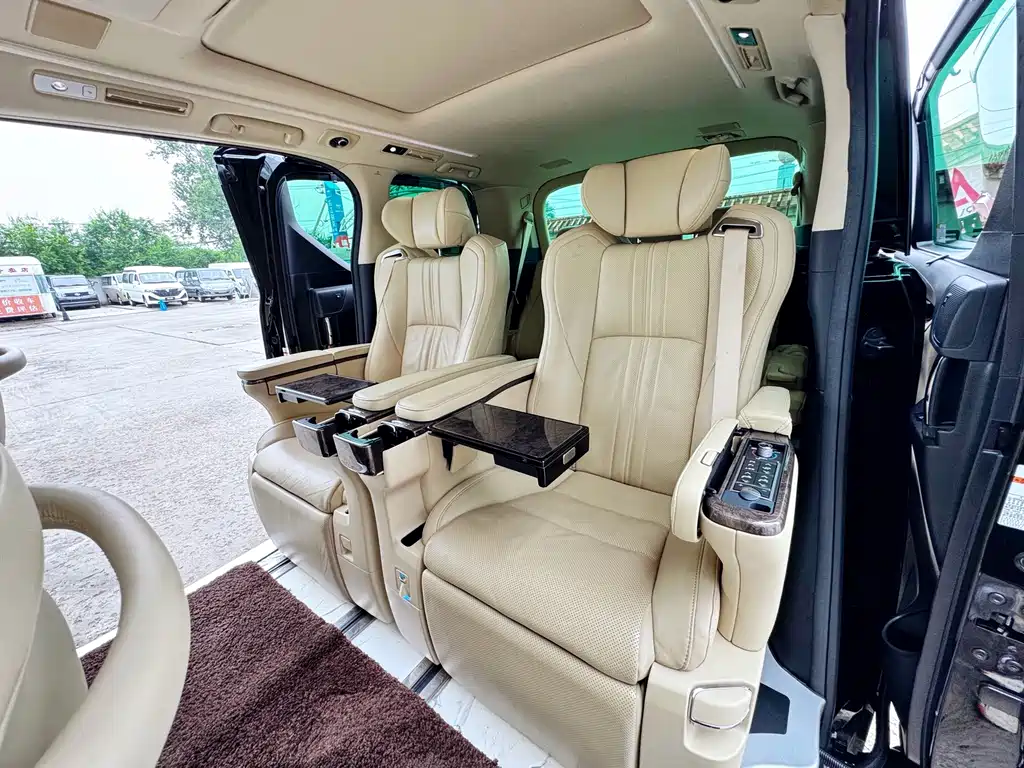 Toyota Alphard — миниатюра 17