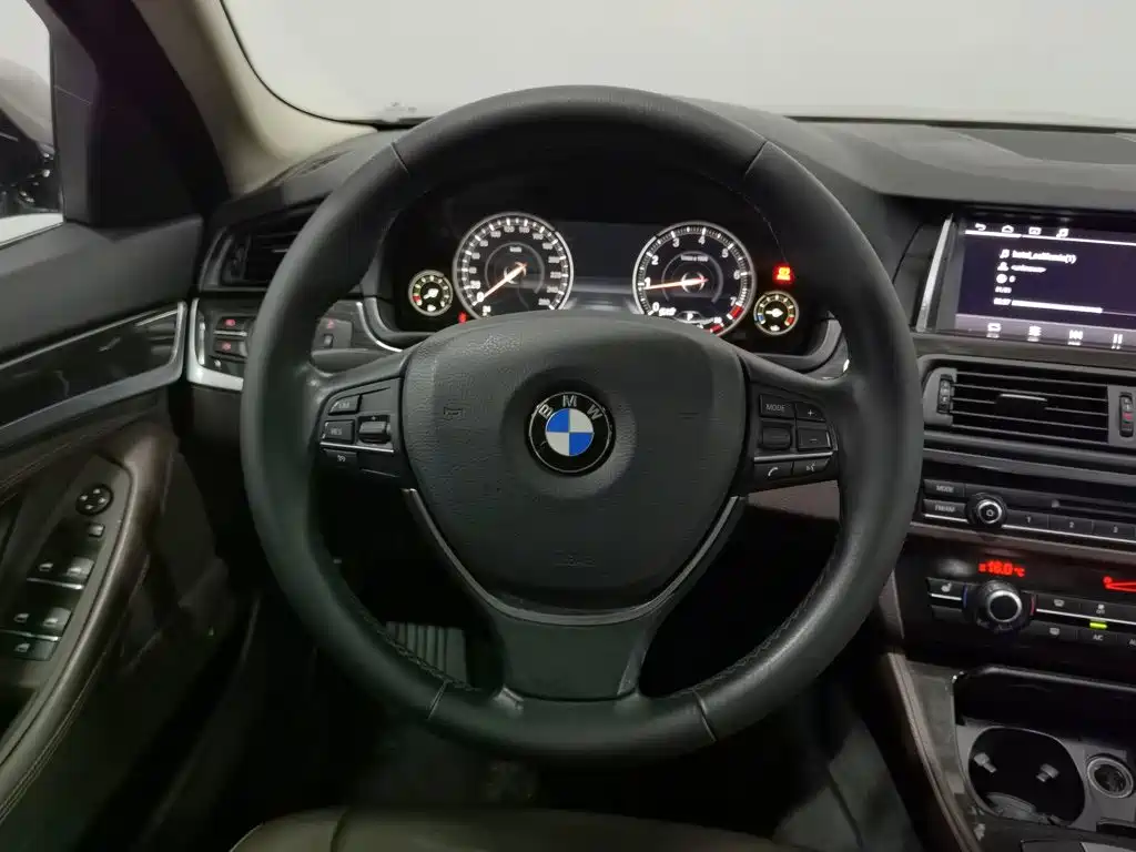 BMW 5 Series — миниатюра 11