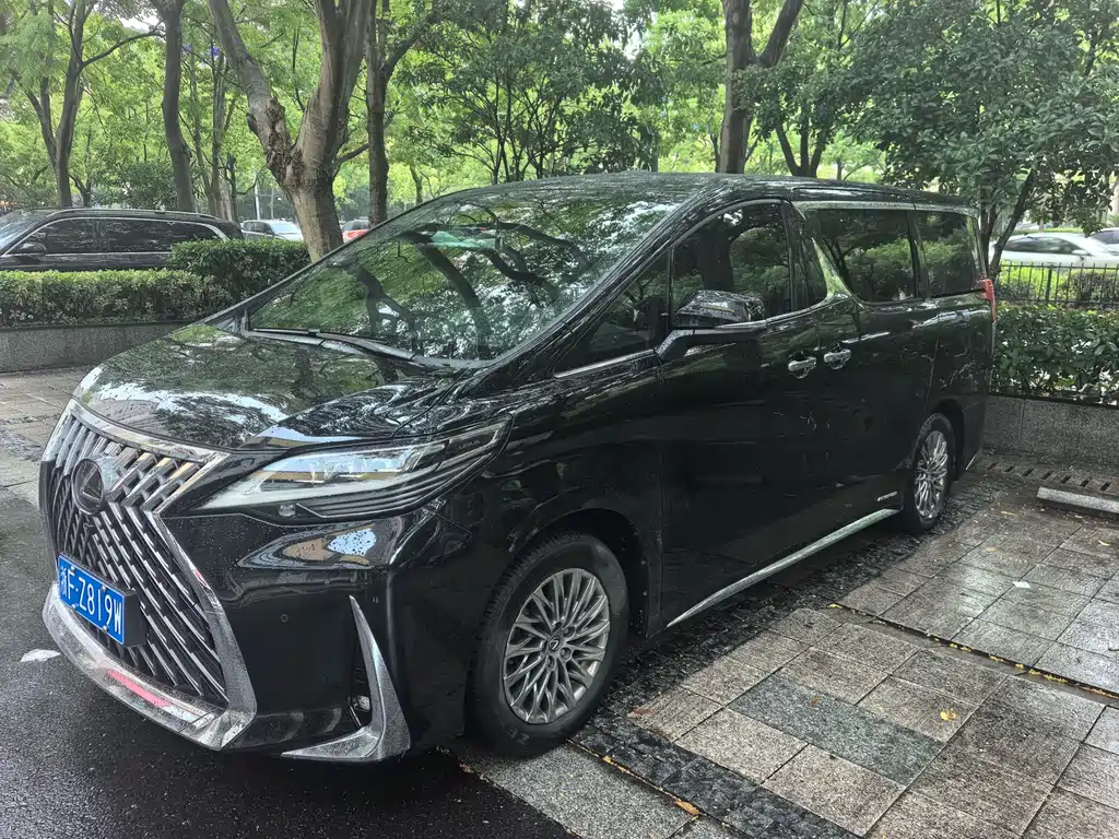 Lexus LM