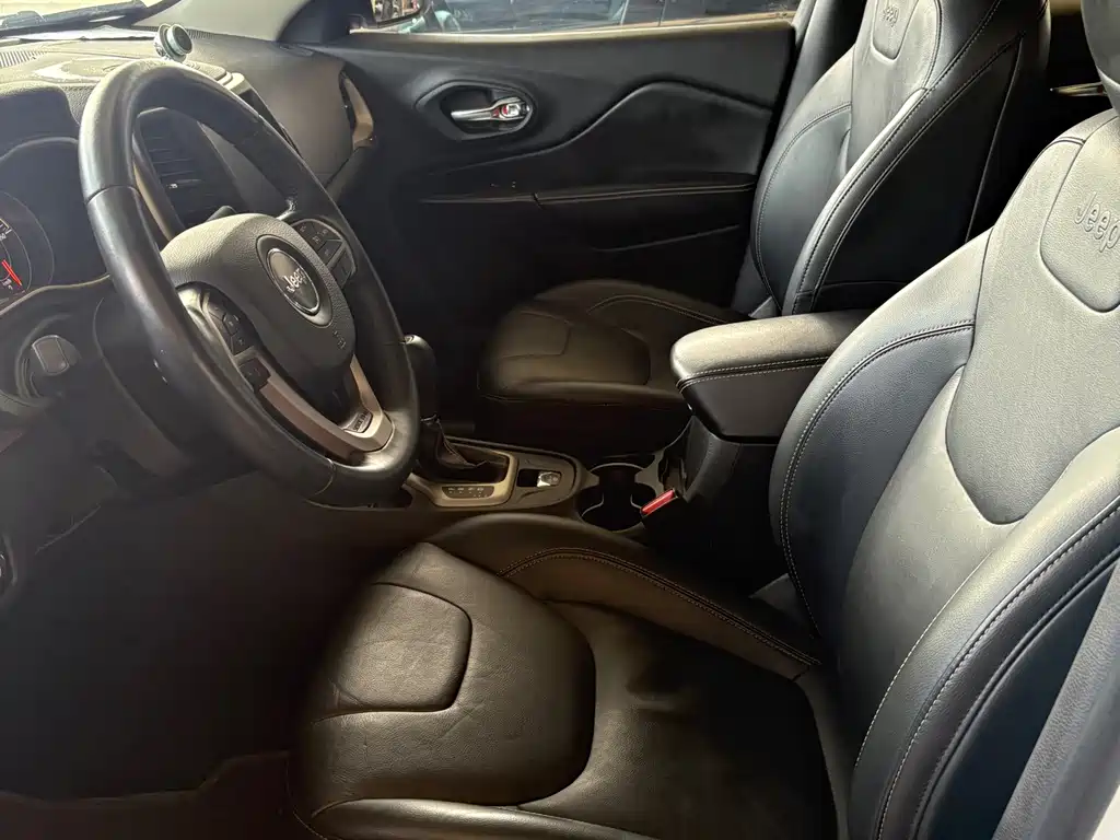 Jeep Cherokee — миниатюра 7