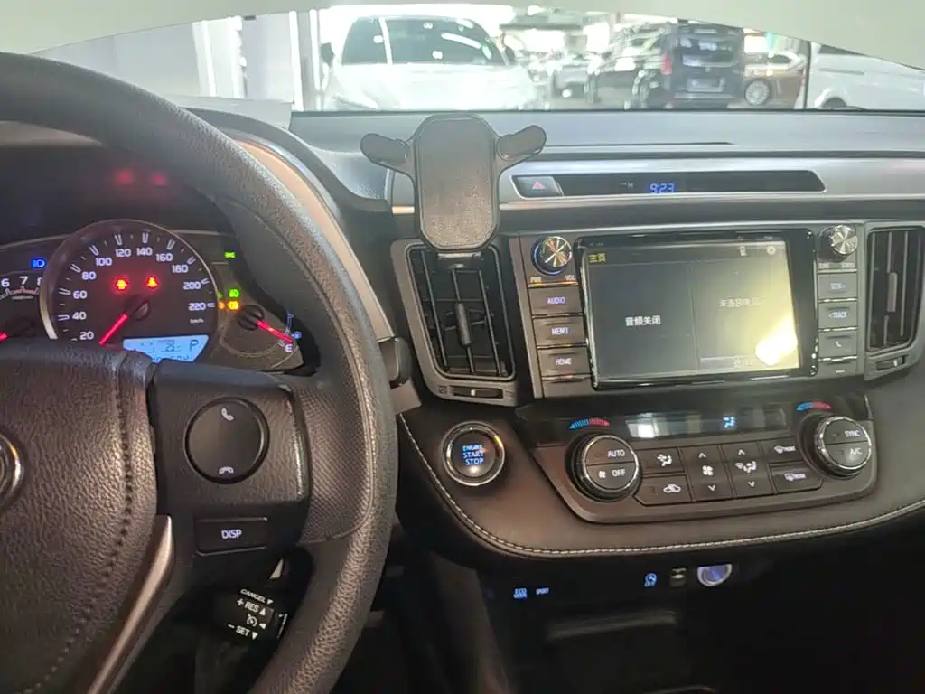 Toyota RAV4 — миниатюра 13