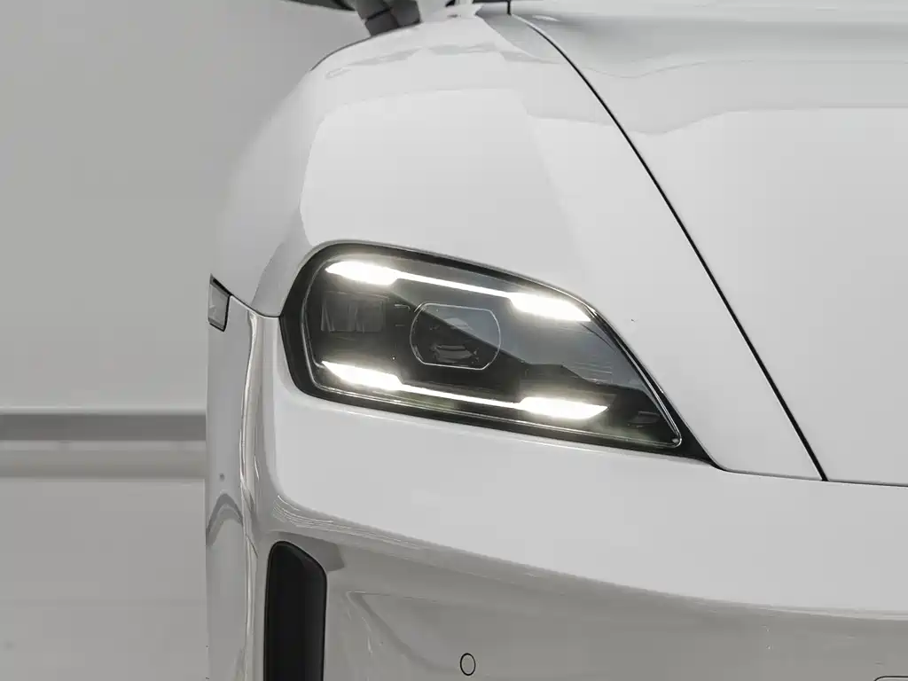Porsche Taycan — миниатюра 10