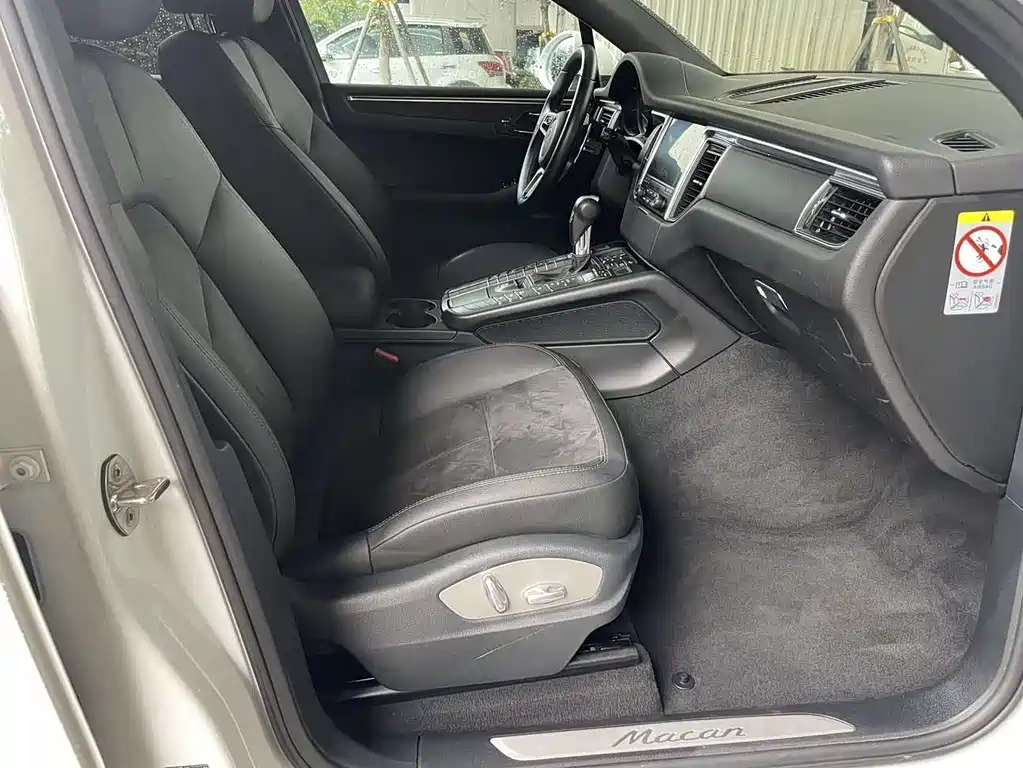 PORSCHE MACAN