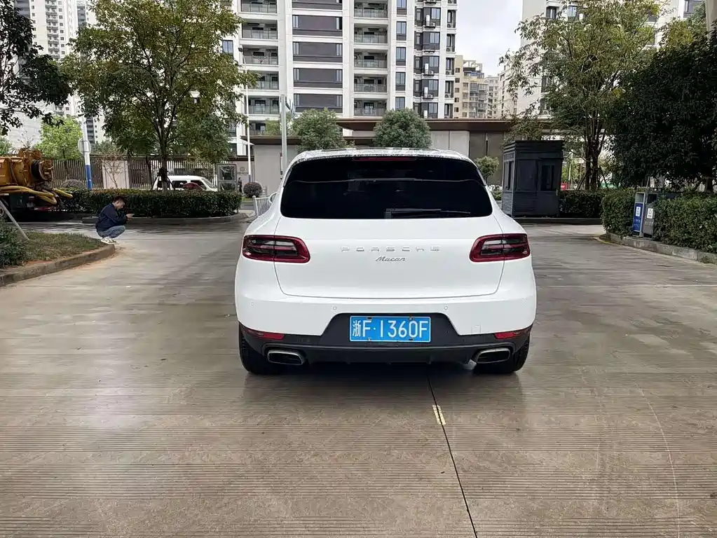 PORSCHE MACAN