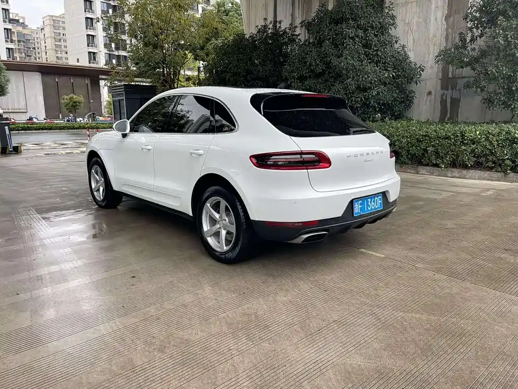 PORSCHE MACAN