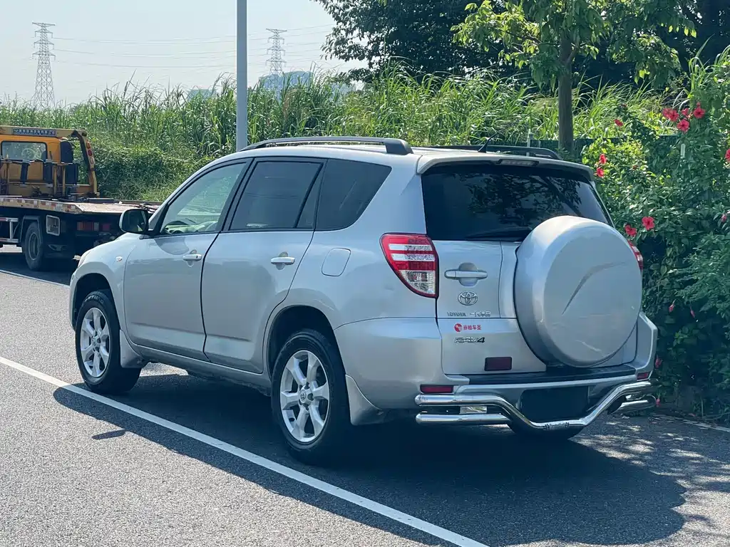 Toyota RAV4 — миниатюра 7