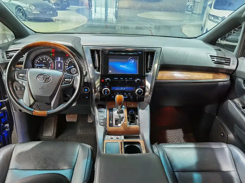 Toyota Alphard — миниатюра 4