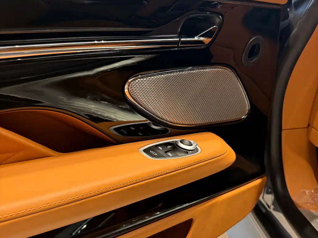 Aston Martin DB12 — миниатюра 9