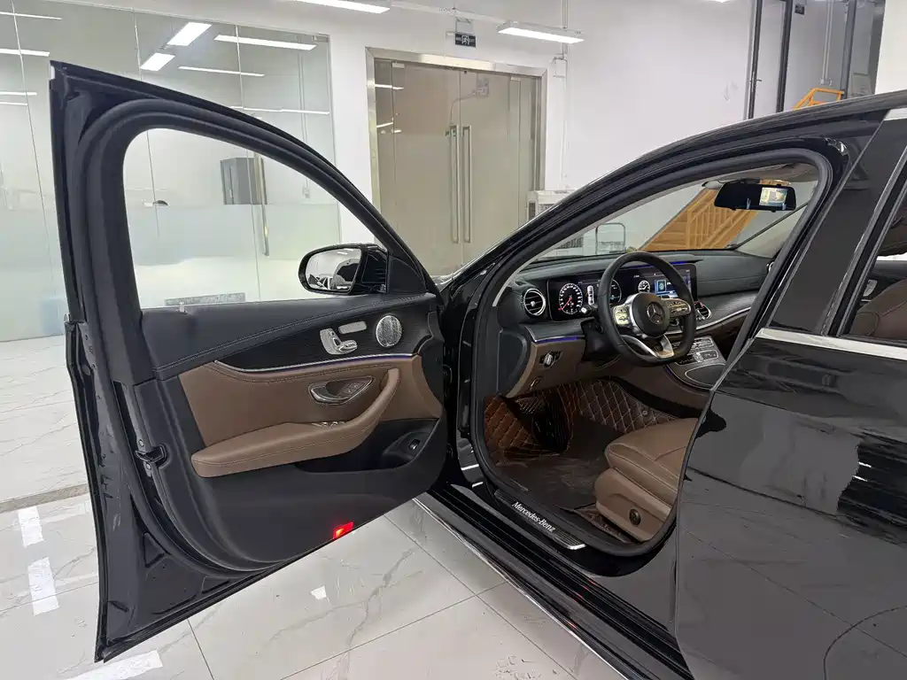 Mercedes-Benz E-Class — миниатюра 8