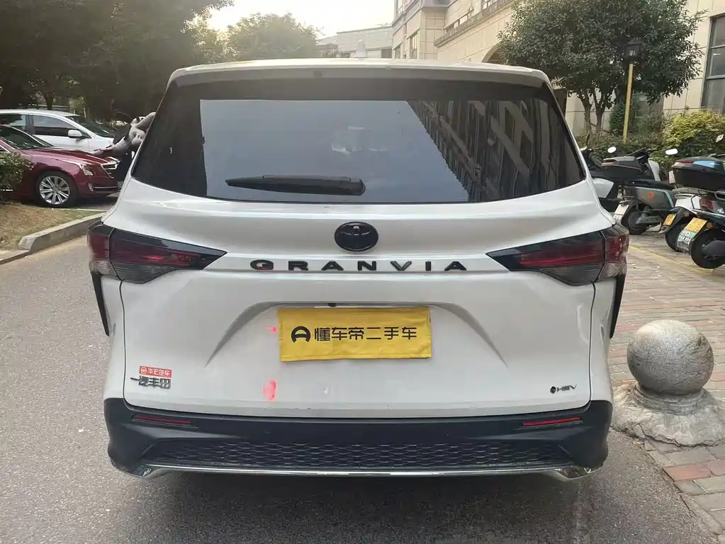 Toyota Granvia — миниатюра 9