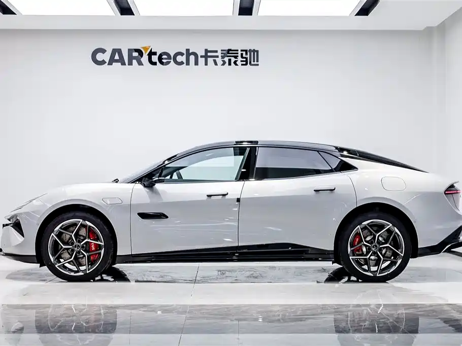 LOTUS SPORTS CAR EMEYA FLOWERS