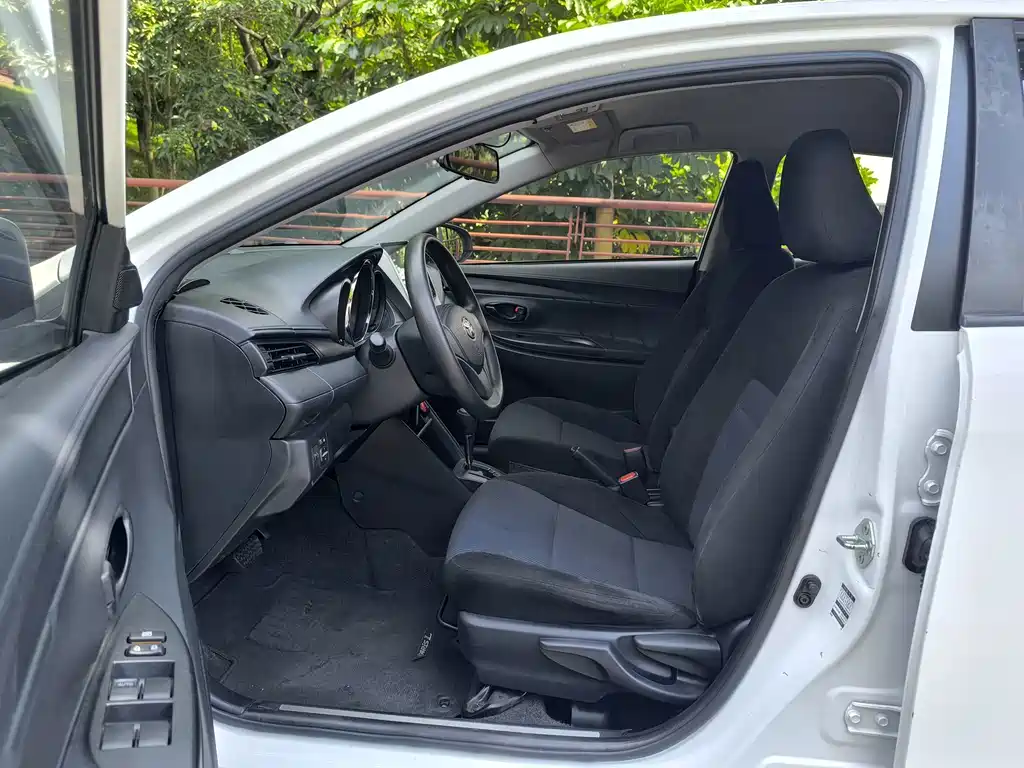 Toyota Yaris L - фото 8