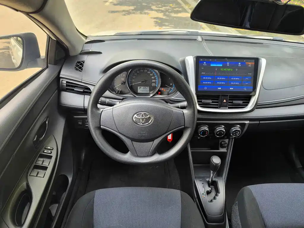 Toyota Yaris L - фото 13
