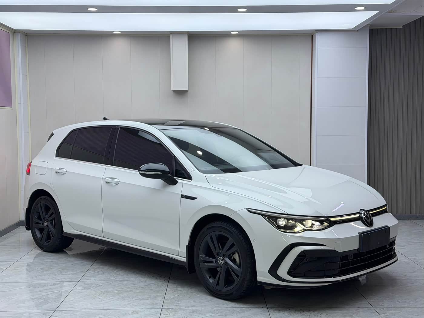 Volkswagen Golf 1.4 л 2023 г. Белый, пробег 23100 км