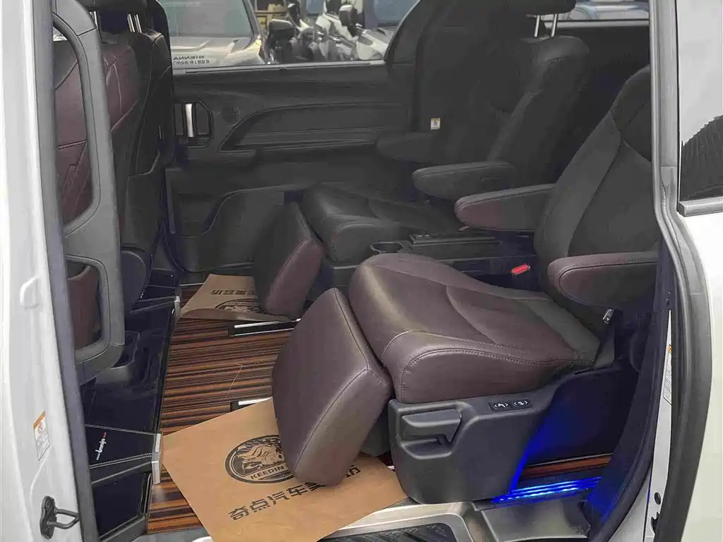 Toyota Sienna — миниатюра 12