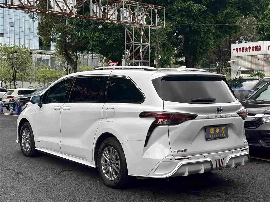 Toyota Sienna — миниатюра 4
