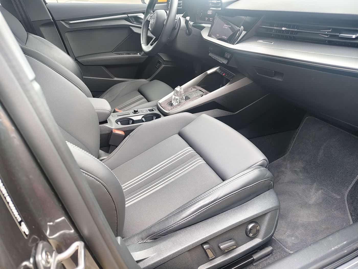 Audi A3 1.4 л 2023 г. желто-оранжевый, пробег 18000 км