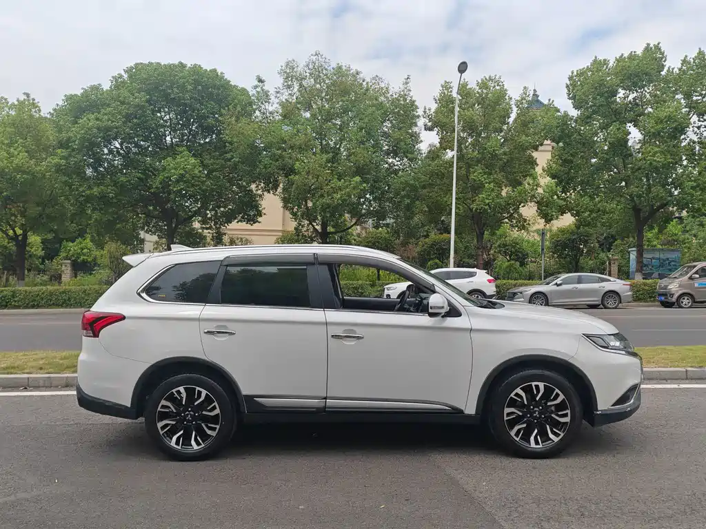 Mitsubishi Outlander — миниатюра 25