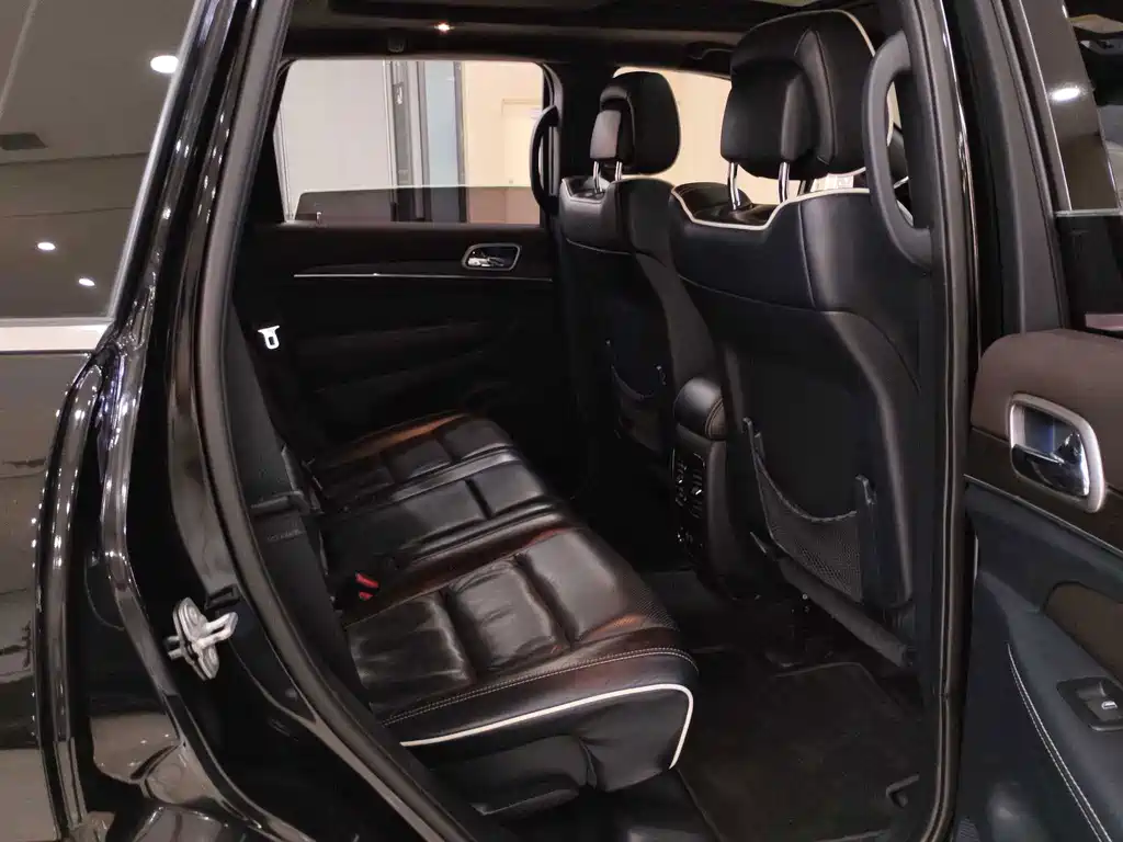 Jeep Grand Cherokee (Import) — миниатюра 12