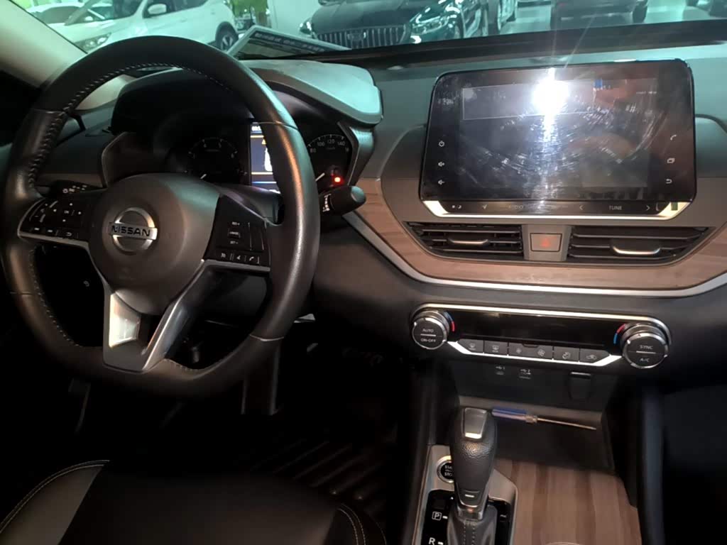 Nissan Teana 2.0 л 2022 г. красный/фиолетовый, пробег 26600 км