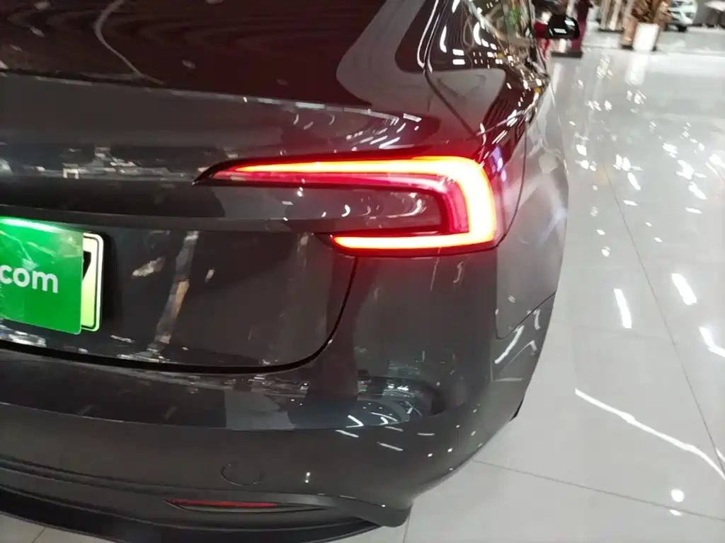 Tesla Model 3 — миниатюра 8