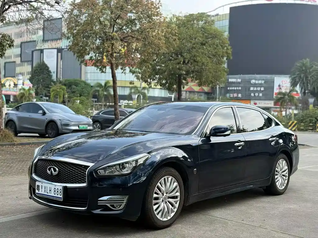 Infiniti Q70