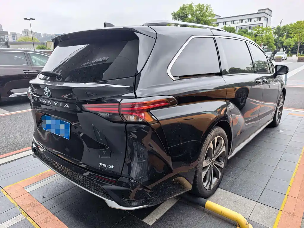 Toyota Granvia — миниатюра 9