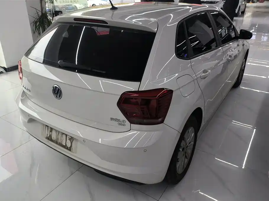 VOLKSWAGEN POLO
