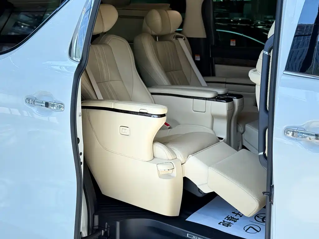 Toyota Alphard — миниатюра 16