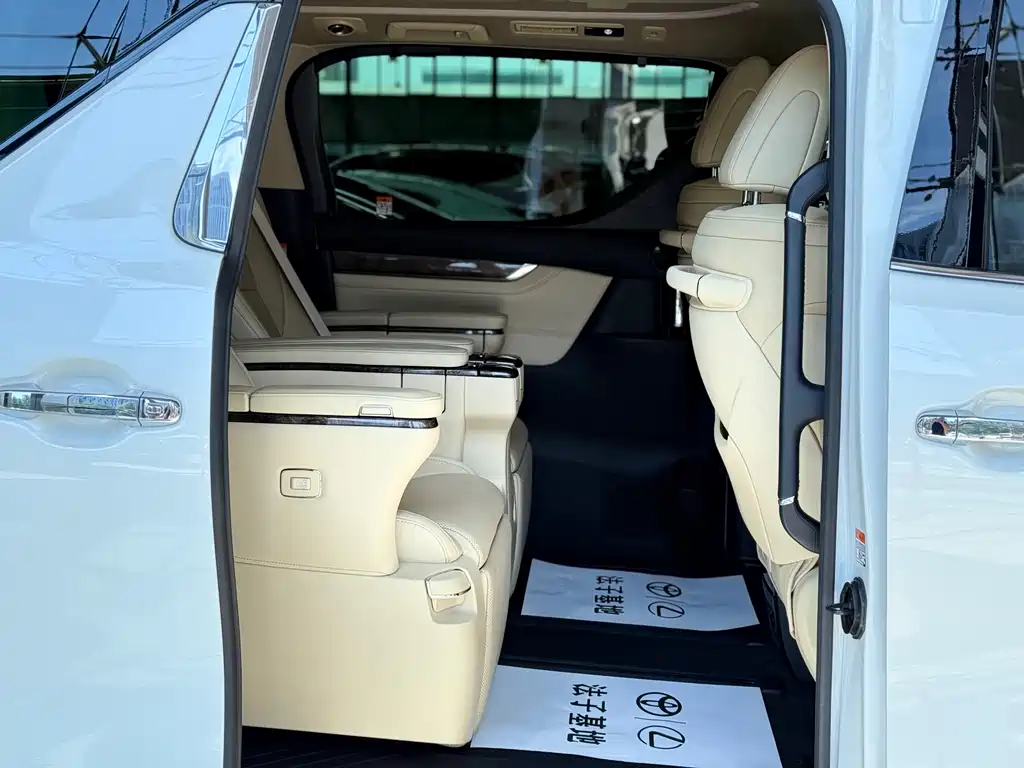 Toyota Alphard — миниатюра 14
