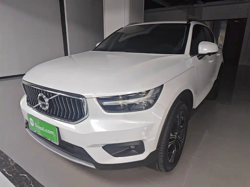 Купить Volvo XC40