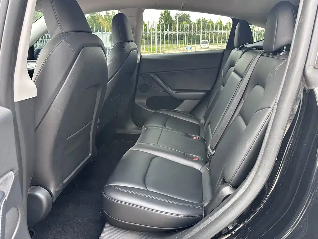 Tesla Model Y — миниатюра 9